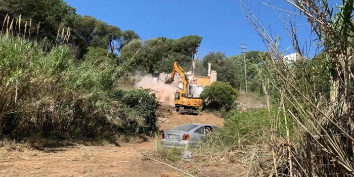 Ahir va començar l’enderrocament de la casa del Patronat de Socorrs del Bareu