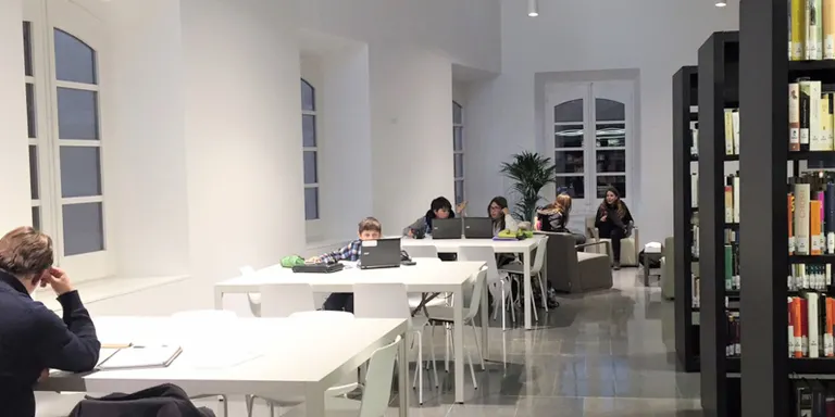 La biblioteca amplia horaris pels exàmens de desembre i gener