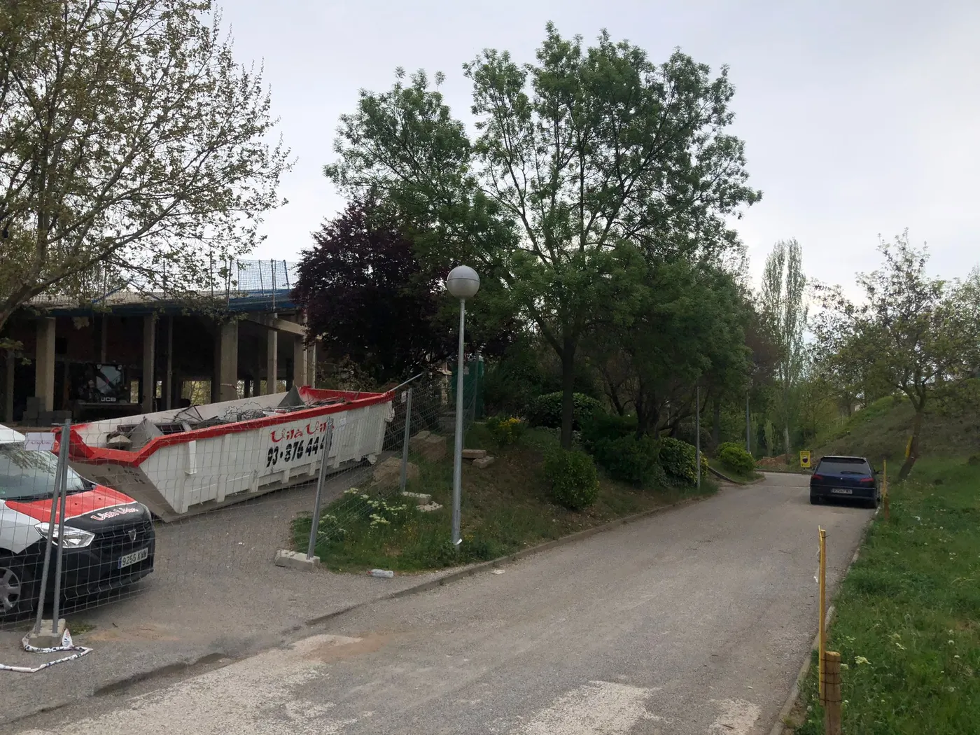 Tallen l'accés nord al Parc de l'Hort del Bisbe per millorar l'estacionament a la zona sud del futur tanatori