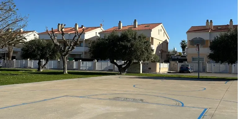 Millores a la pista de basket de la plaça Nelson Mandela, a Clarà