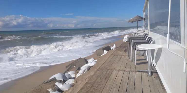 El temporal fa destrosses a la platja de Pineda i les guinguetes pateixen les embestides del mar