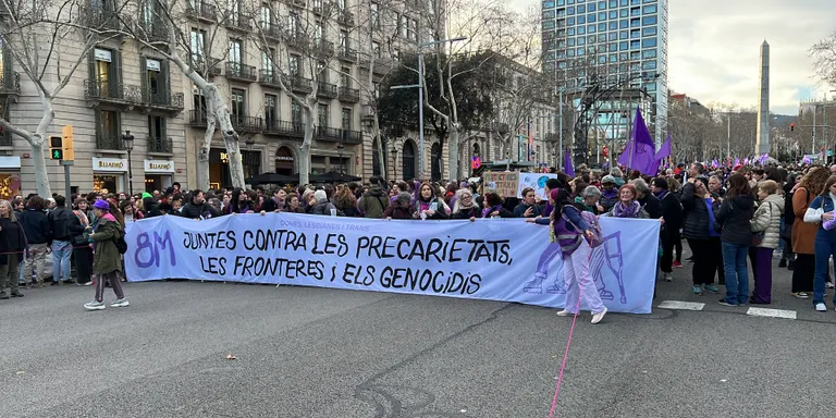 8-M: manifestació massiva contra les precarietats, les fronteres i els genocidis