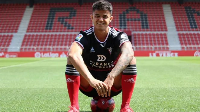 El Mirandès presenta el gironí Roger Brugué després de debutar a la Rosaleda