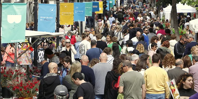 Blanes viu una intensa Diada de Sant Jordi amb milers de persones al carrer