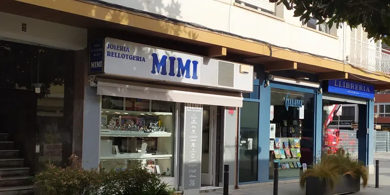 Uns lladres forcen la persiana de la joieria Mimi del barri del Port i s’enduen un botí de múltiples peces d’or
