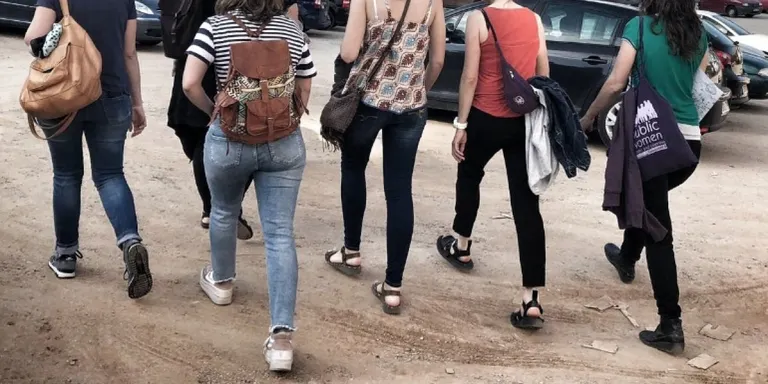 Què és una marxa exploratòria pel poble amb mirada femenina?