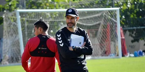 Vicente Moreno afronta el partit de dissabte contra el Getafe amb les baixes dels internacionals, per sanció, i per lesió