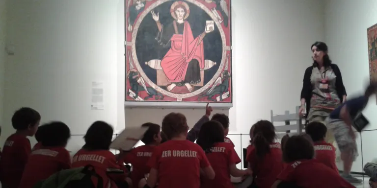 L’Escola Arnau Mir visita el baldaquí de Sant Martí de Tost al MNAC