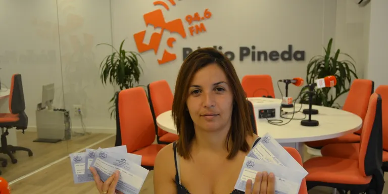 Gent de Pineda ha sortejat a Ràdio Pineda cinc xecs de 50 de la campanya «Fora Estocs»