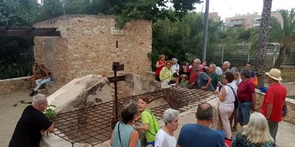 La passejada etnogràfica de la platja al Castell rep una bona resposta de participants
