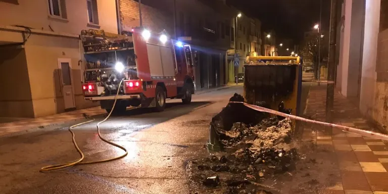 Les cendres calentes als contenidors ocasionen dos incendis a Agramunt