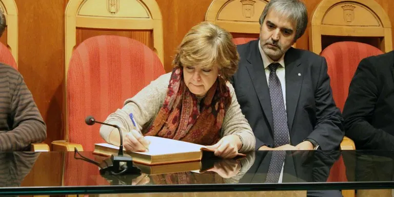 Voluntaris de Creu Roja informen sobre les mesures anticovid al mercat i escoles