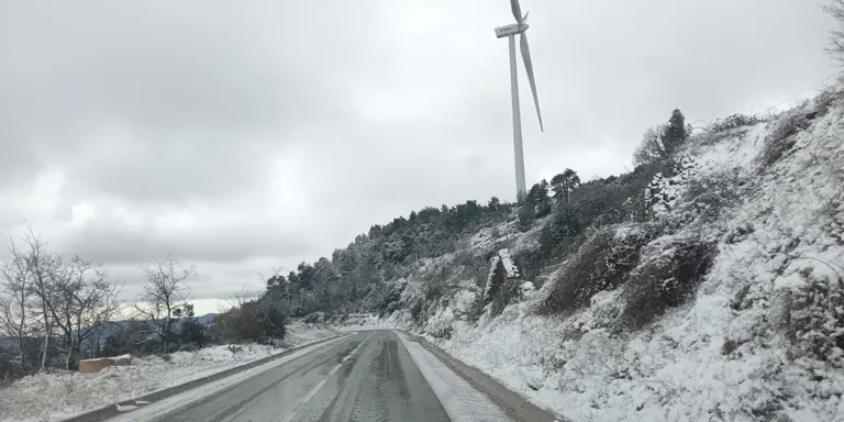 La neu cau per sobre dels 500 metres a l'interior de Catalunya i deixa fins a 40 centímetres al Pirineu