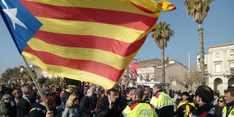 Unes 300 persones es manifesten a la plaça de l’Ajuntament i tallen la N-II