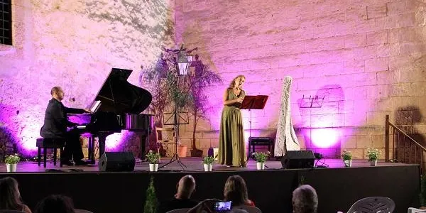Una vuitantena de persones gaudeixen de la XXII Nit de Piano i Poemes d'Altafulla