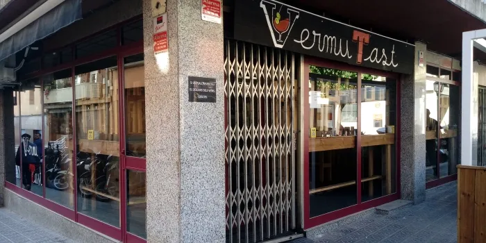 Uns desconeguts entren a robar al Vermutast, el local situat a la plaça del Casino