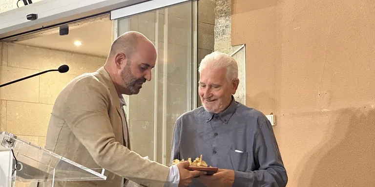Mossèn Francesc Esteso, homenatjat durant la presentació del Recull de Treballs del Centre d'Estudis Sinibald de Mas