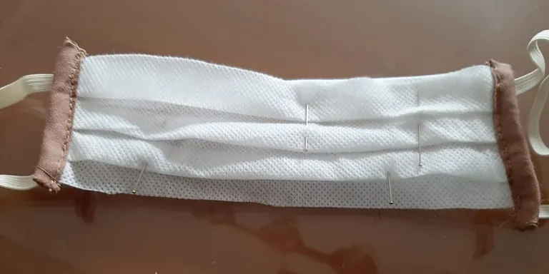 El grup de dones i de patchwork de Torrefarrera confecciona mascaretes per la Fundació Aspamis.