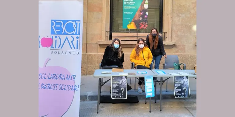 El Rebost Solidari munta una parada informativa els divendres de mercat per sensibilitzar de la crisi socioeconòmica derivada de la pandèmia