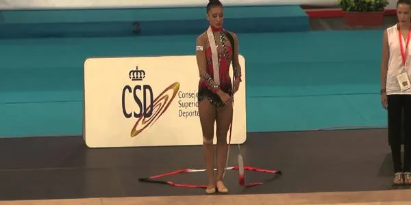 La gimnasta internacional Natalia García Timofeeva imparteix una classe magistral a Torredembarra