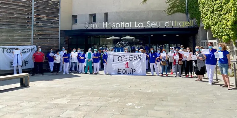 Nova concentració de personal sanitari davant del Sant Hospital