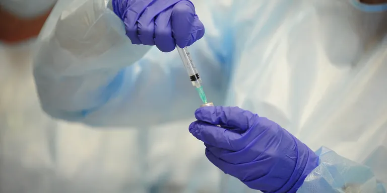 Argimon preveu que a la tardor es posi la quarta dosi de la vacuna contra la covid als majors de 80 anys