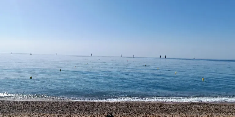 La platja dels Pescadors i la Riera renoven la Bandera Blava