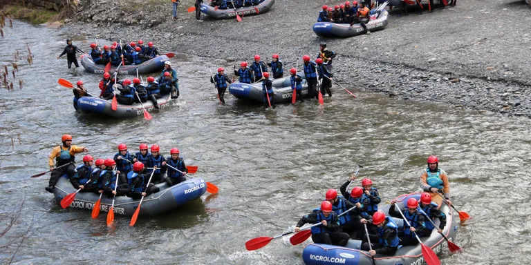 Un centenar d'escolars donen el tret de sortida a la temporada de ràfting al Pallars Sobirà