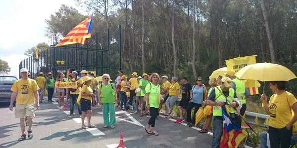 L’ANC i els CDR del Baix Gaià reben Carme Forcadell a la presó del Catllar amb una cadena humana, pancartes i el color groc