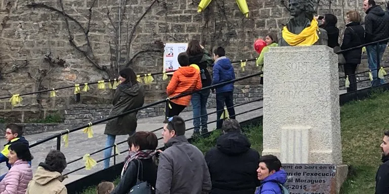 Restitueixen el mosaic de l'estelada a la Pobla de Segur i el llaç groc gegant de Sort