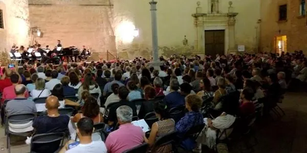 L’Orquestra Terres de Marca fa vibrar la plaça de l’Església amb les millors bandes sonores de Hollywood