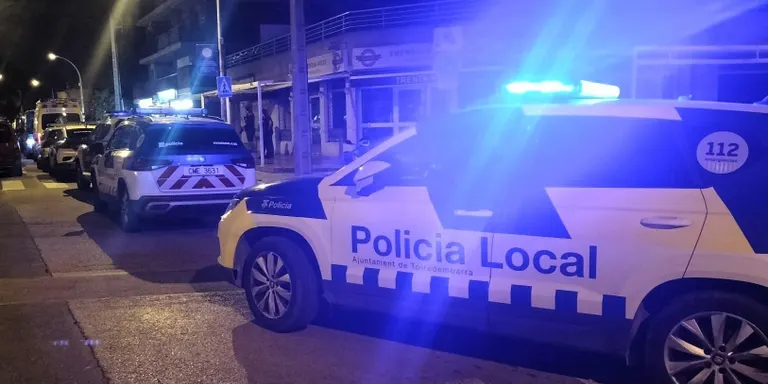 Ampli dispositiu policial en un bar del carrer Tarragona