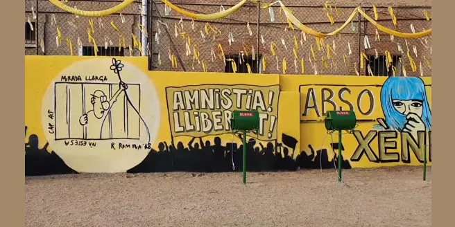 El Grup d'Entitats per la Independència pinta un mural reivindicatiu a la plaça U d'Octubre