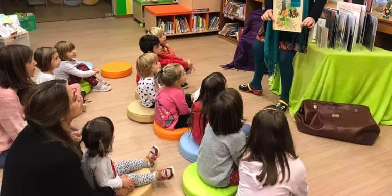 La contacontes Patrícia McGill visita la biblioteca d'Alguaire