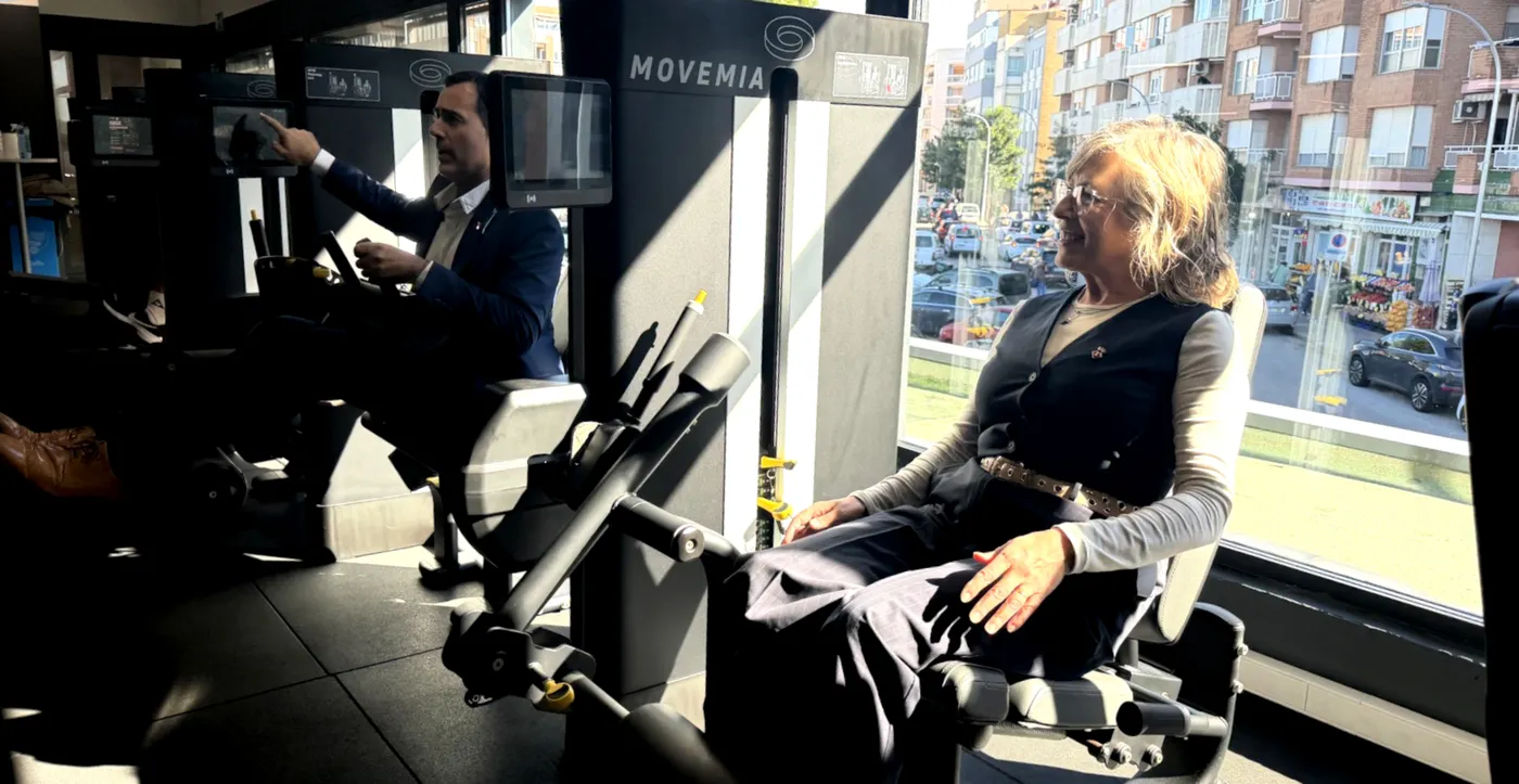 L'alcaldessa de Tortosa, Mar Lleixà, i el primer tinent d'alcalde Jordi Jordan provant les noves màquines fitness del WIN