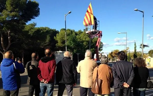 L’estelada oneja a l’avinguda Marquès de Tamarit d’Altafulla en record a les persones que van fer possible el 9-N ara fa dos anys