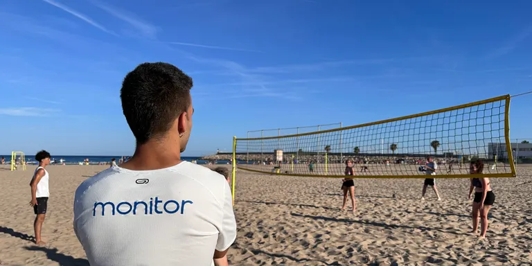 En marxa el servei de dinamització esportiva a la platja de la Paella