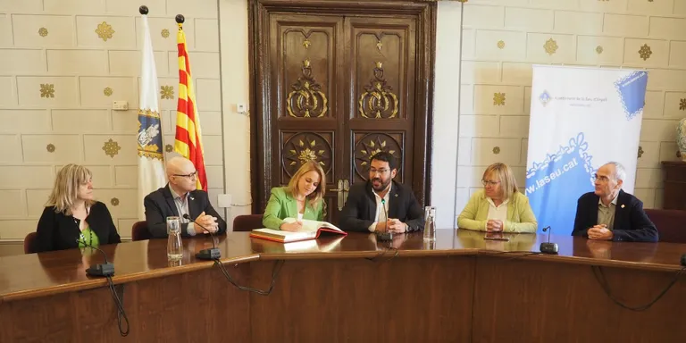 Visita de Natàlia Mas a l'Ajuntament de la Seu d'Urgell