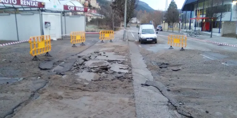 Rebentada en una canonada d'aigua a l'avinguda Guillem Graell