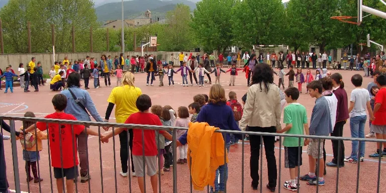 Cadena humana a l'Escola Pau Claris contra la Llei Wert i les retallades