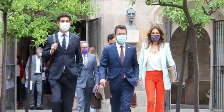 Aragonès es mostra "molest" pels noms de JxCat a la taula de diàleg i insisteix en l'acord d'escollir membres de Govern