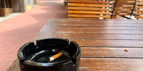 La prohibició de fumar a les terrasses, més a prop
