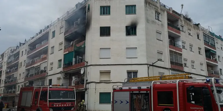 Un incendi al Carrer Jaume I al Barri del Carme ha calcinat completament un habitatge
