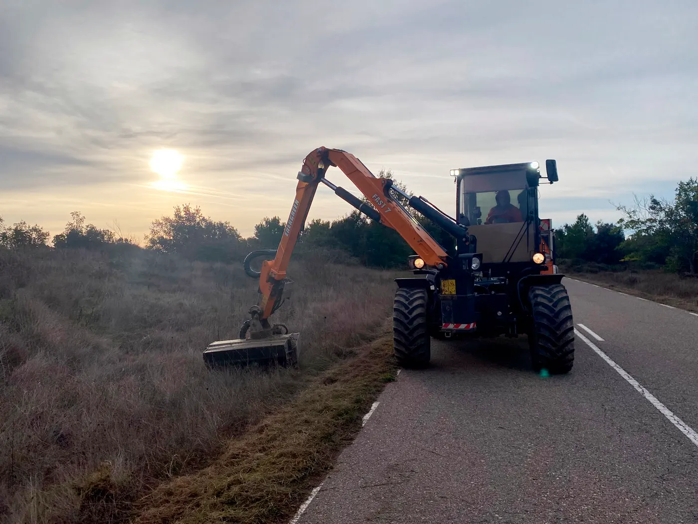 L’Ajuntament de Riner enllesteix el desbrossament d’una vintena de camins i carreteres del municipi