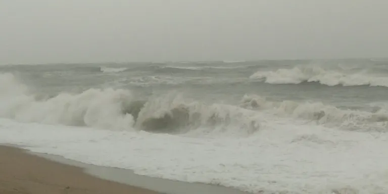 El temporal de llevant va a la baixa i deixa alguns desperfectes a Pineda
