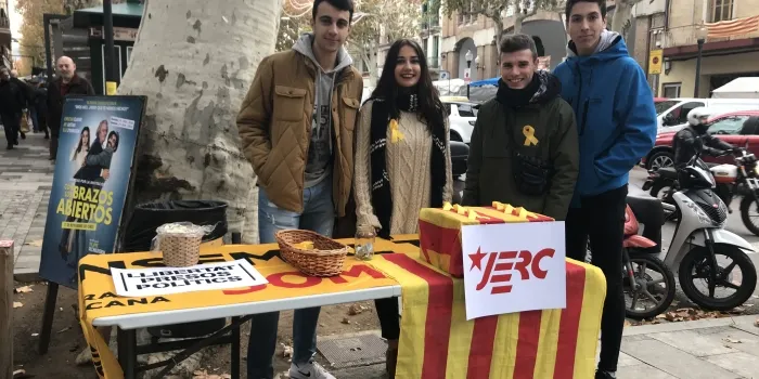 Alguns partits polítics munten parades a la plaça de l’Església per demanar el vot de cara a les properes eleccions del 21 de desembre