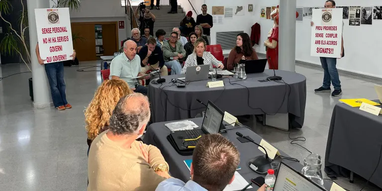 Els treballadors de l’Ajuntament mostren el seu malestar amb el govern local al ple