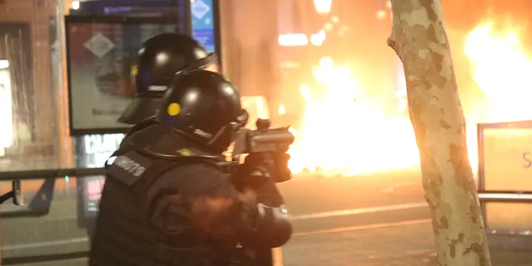 Els Mossos fan públic el protocol dels projectils de foam, que es poden disparar sense avís previ i a les extremitats