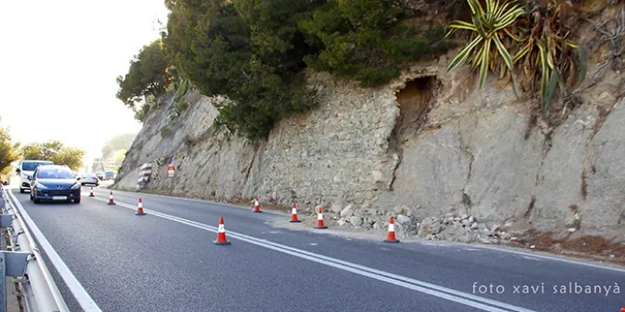 La caiguda de part d'un mur a la Nacional-II provoca retencions