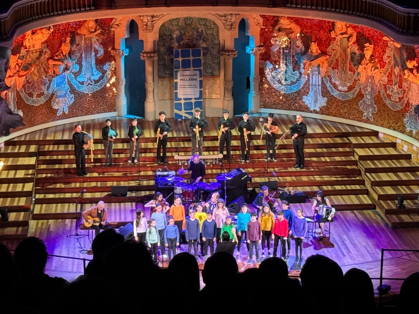 Alumnat de la Robert Gerhard acompanya a Carlos Núñez en un concert al Palau de la Música